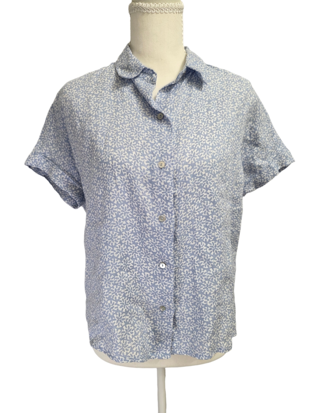 Sigrid Olsen Light Blue and White Short-Sleeve Button-Down Shirt Size Medium